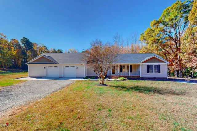 a front view of house with yard and garage