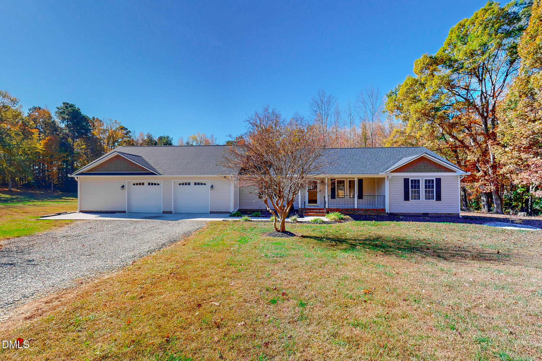 a front view of house with yard and garage