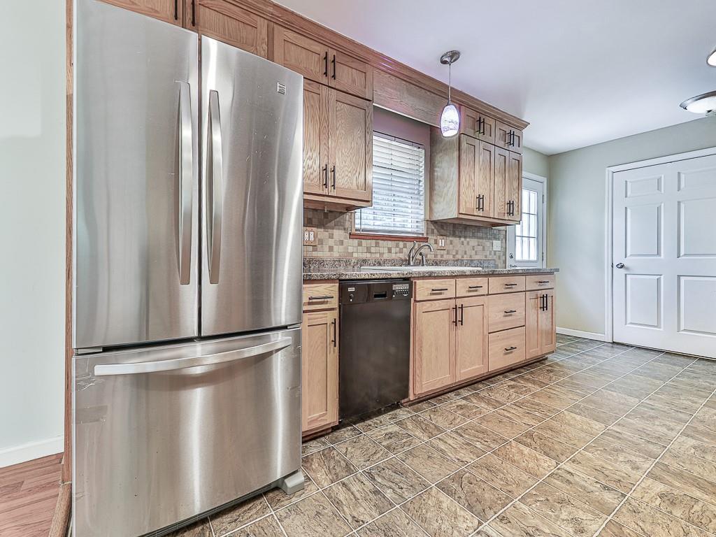424 Shamrock Drive Dalton, GA 30721 - Photo 13 of 38 a kitchen with stainless steel appliances a refrigerator sink and cabinets