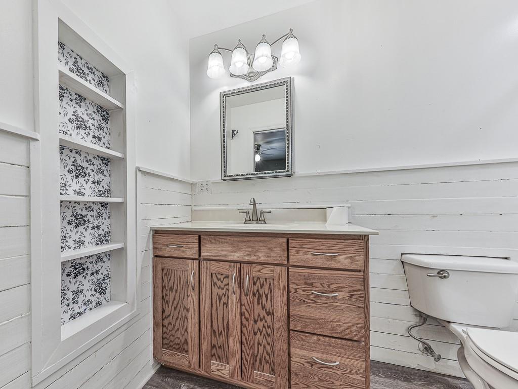 424 Shamrock Drive Dalton, GA 30721 - Photo 15 of 38 a bathroom with a toilet sink and mirror