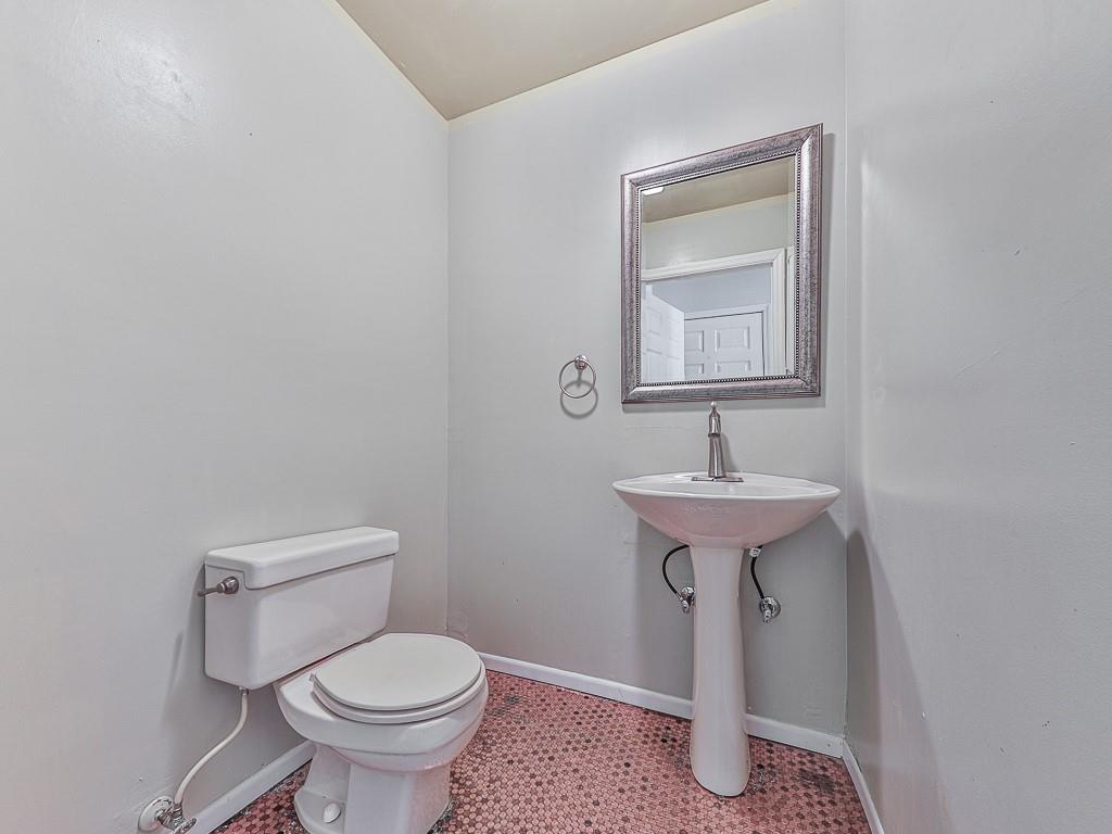 424 Shamrock Drive Dalton, GA 30721 - Photo 22 of 38 a bathroom with a sink toilet and a mirror