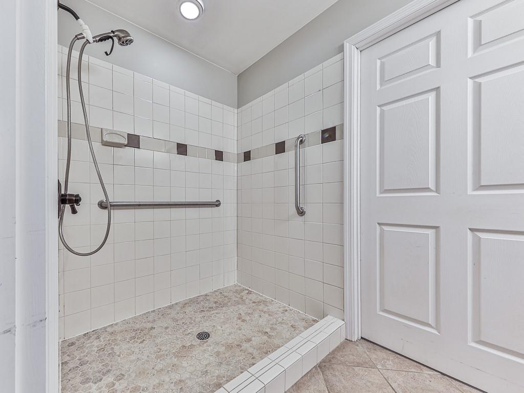 424 Shamrock Drive Dalton, GA 30721 - Photo 6 of 38 a bathroom with a shower