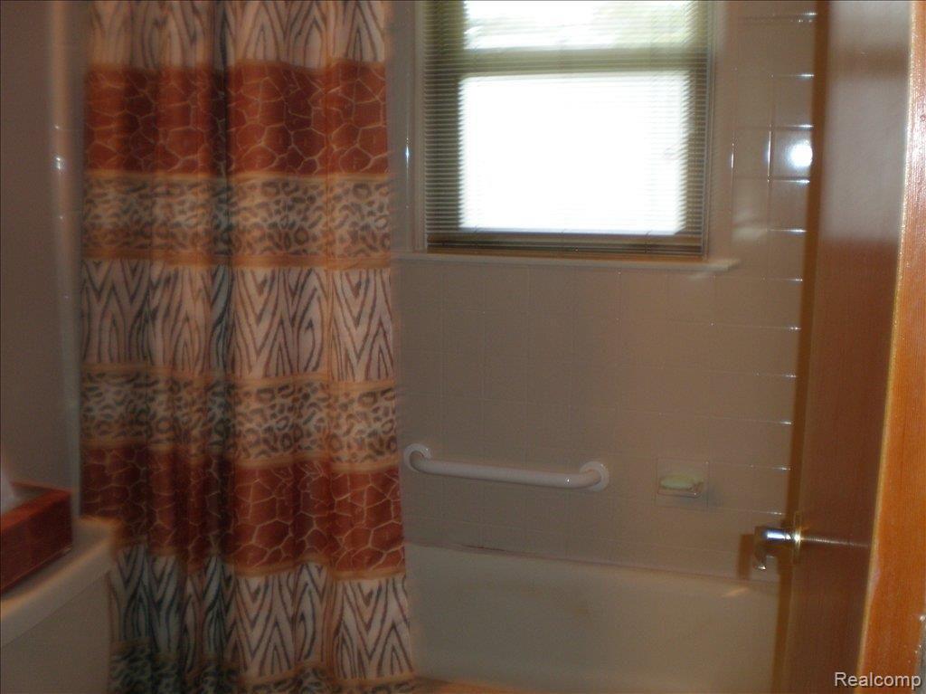 13466 Trenton Road Southgate, MI 48195 - Photo 9 of 14 updated bath