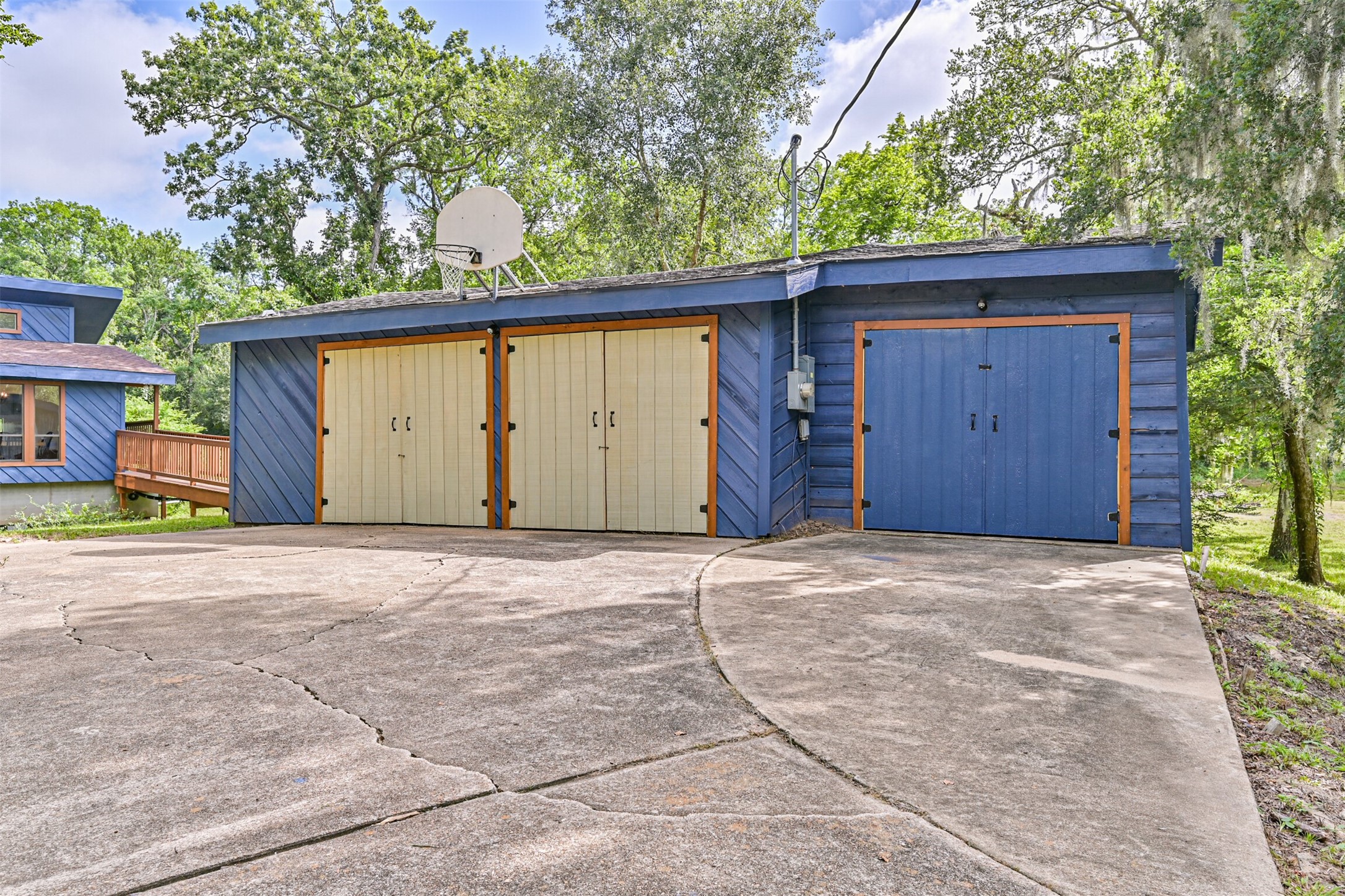 7445 Cobbs Oak Lane Rosharon, TX 77583 - Photo 5 of 39 2 car garage with a side storage area - perfect for utility vehicle or golf cart parking. Utility Room is also in the garage
