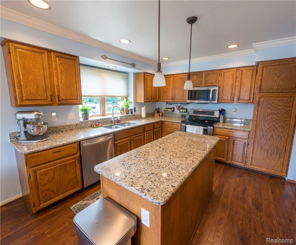 3447 Primrose Drive Rochester, MI 48307 - Photo 10 of 29 3447 Primrose-9.jpg