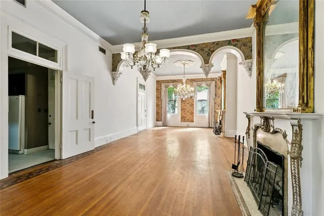 $2,500 | 823 Esplanade Avenue, Unit 1, New Orleans, LA 70116