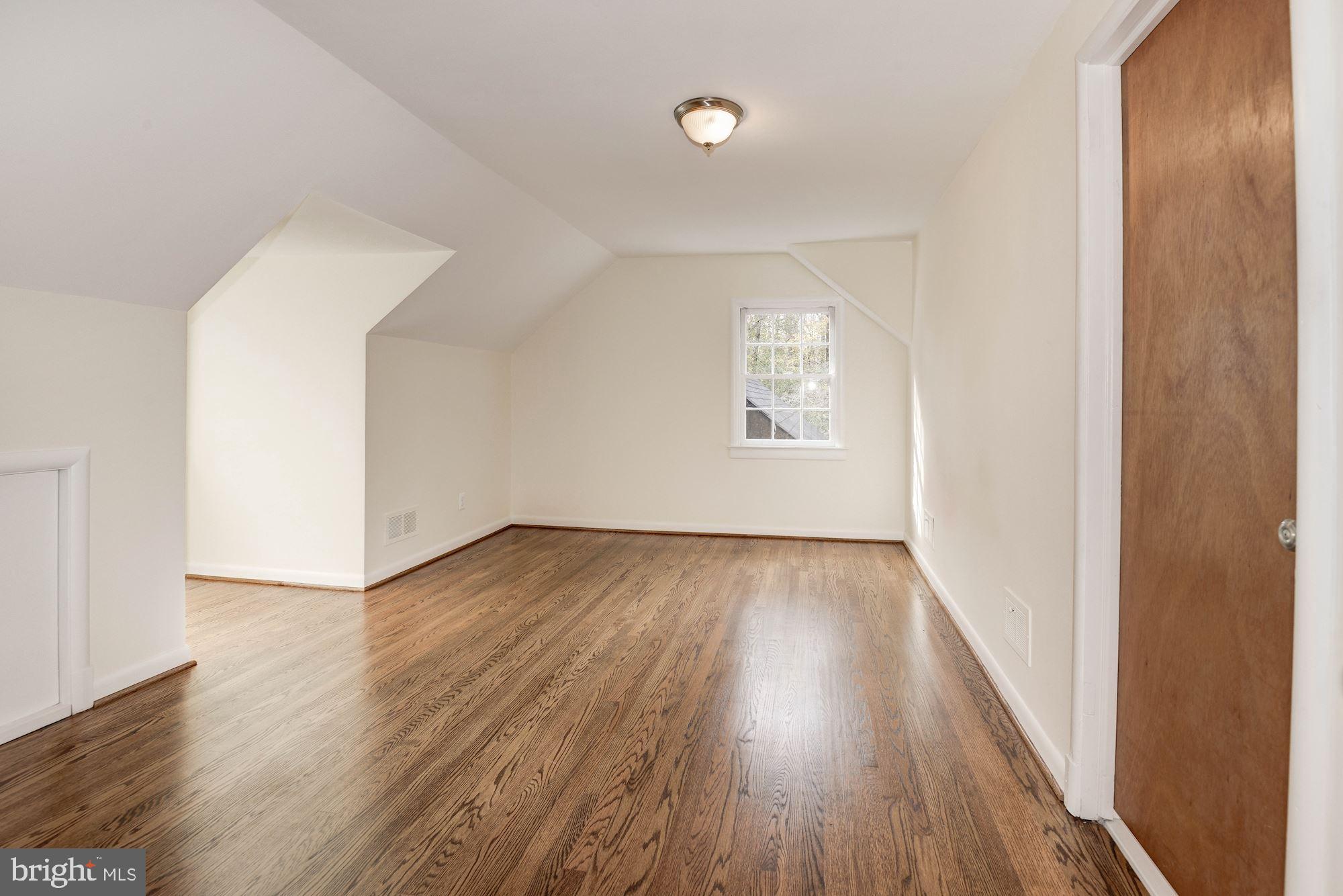 910 Chinquapin Road McLean, VA 22102 - Photo 12 of 26 Master Bedroom (Upper Level)