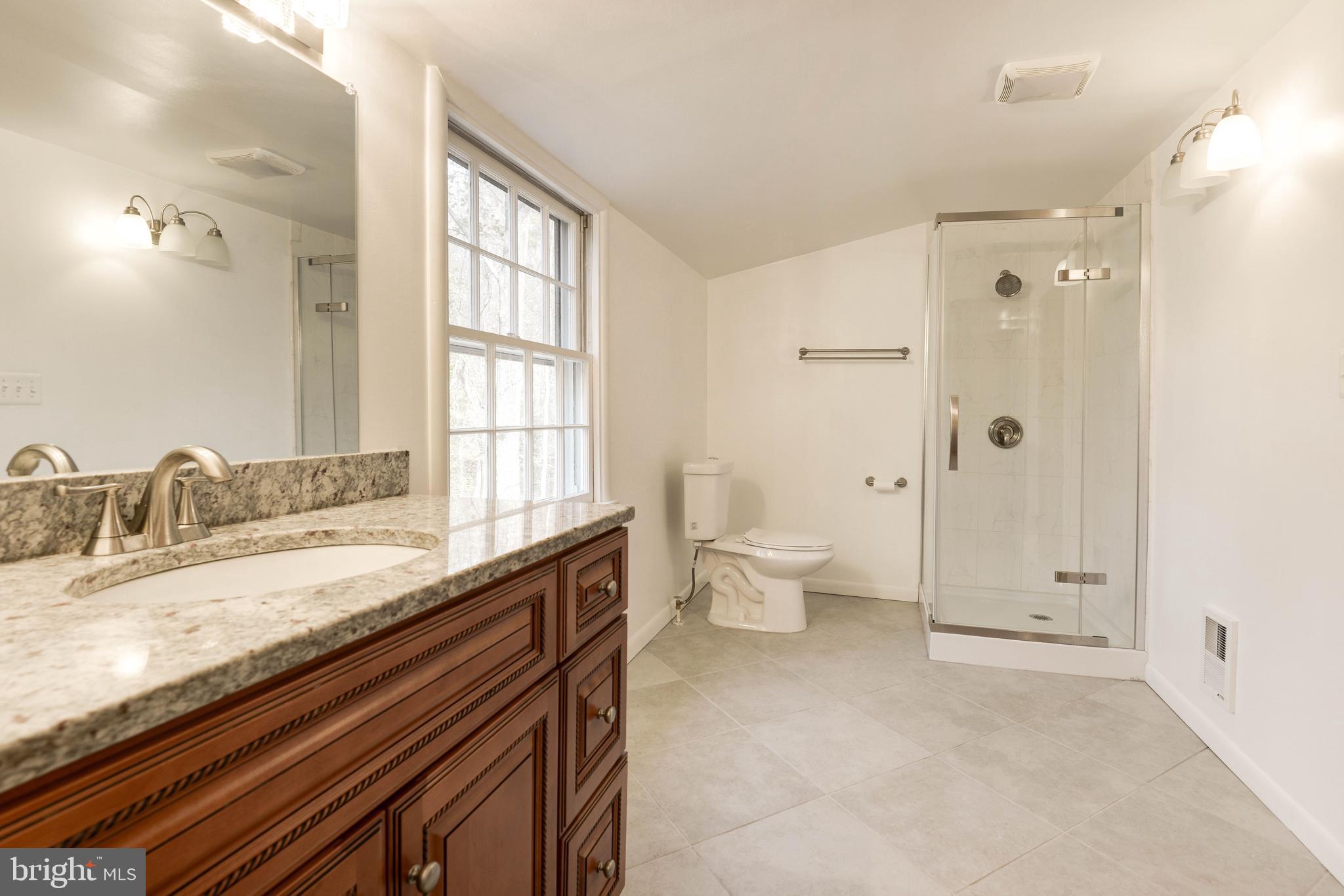 910 Chinquapin Road McLean, VA 22102 - Photo 14 of 26 Master Bath (Upper Level)