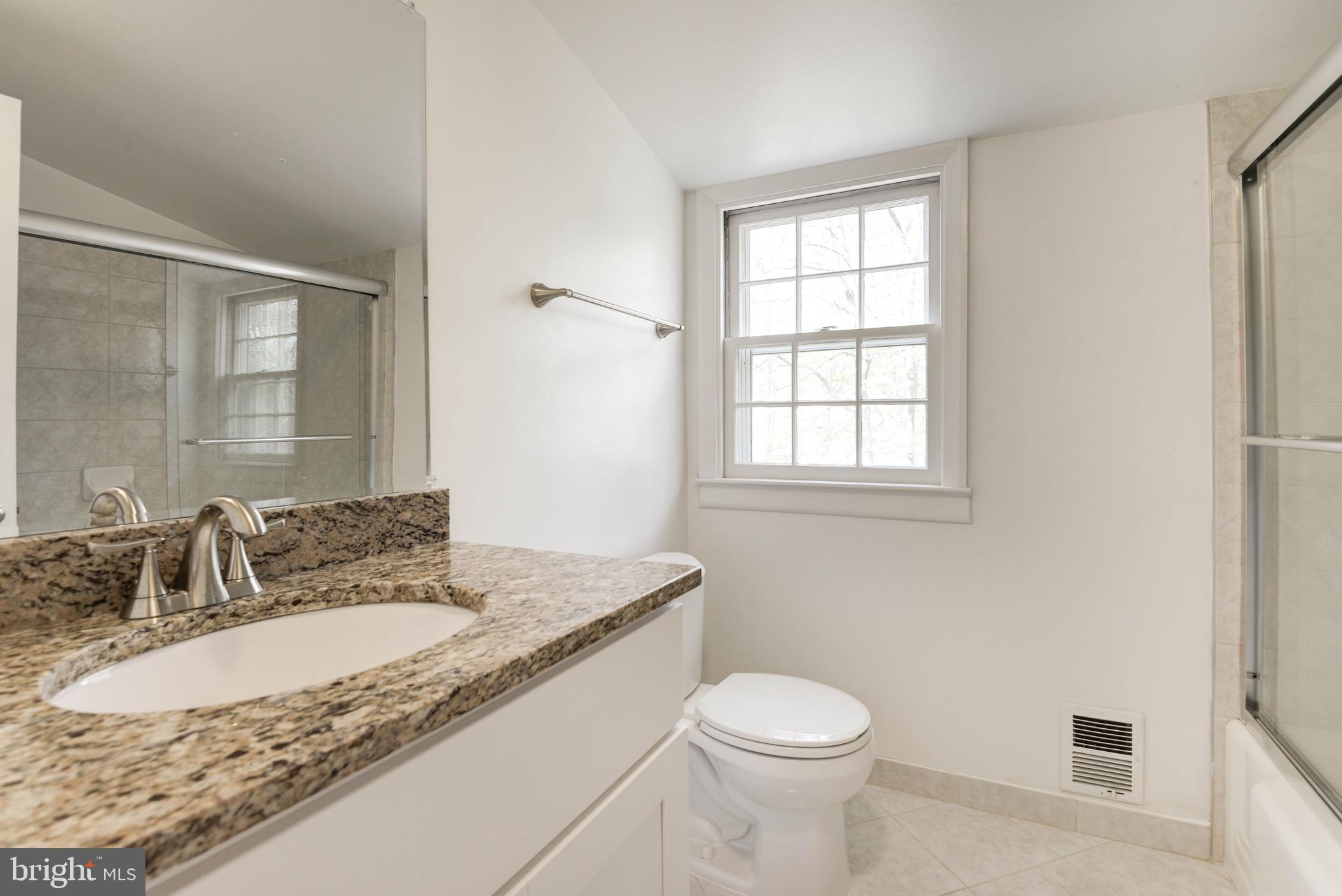 910 Chinquapin Road McLean, VA 22102 - Photo 17 of 26 Bath (Upper Level)