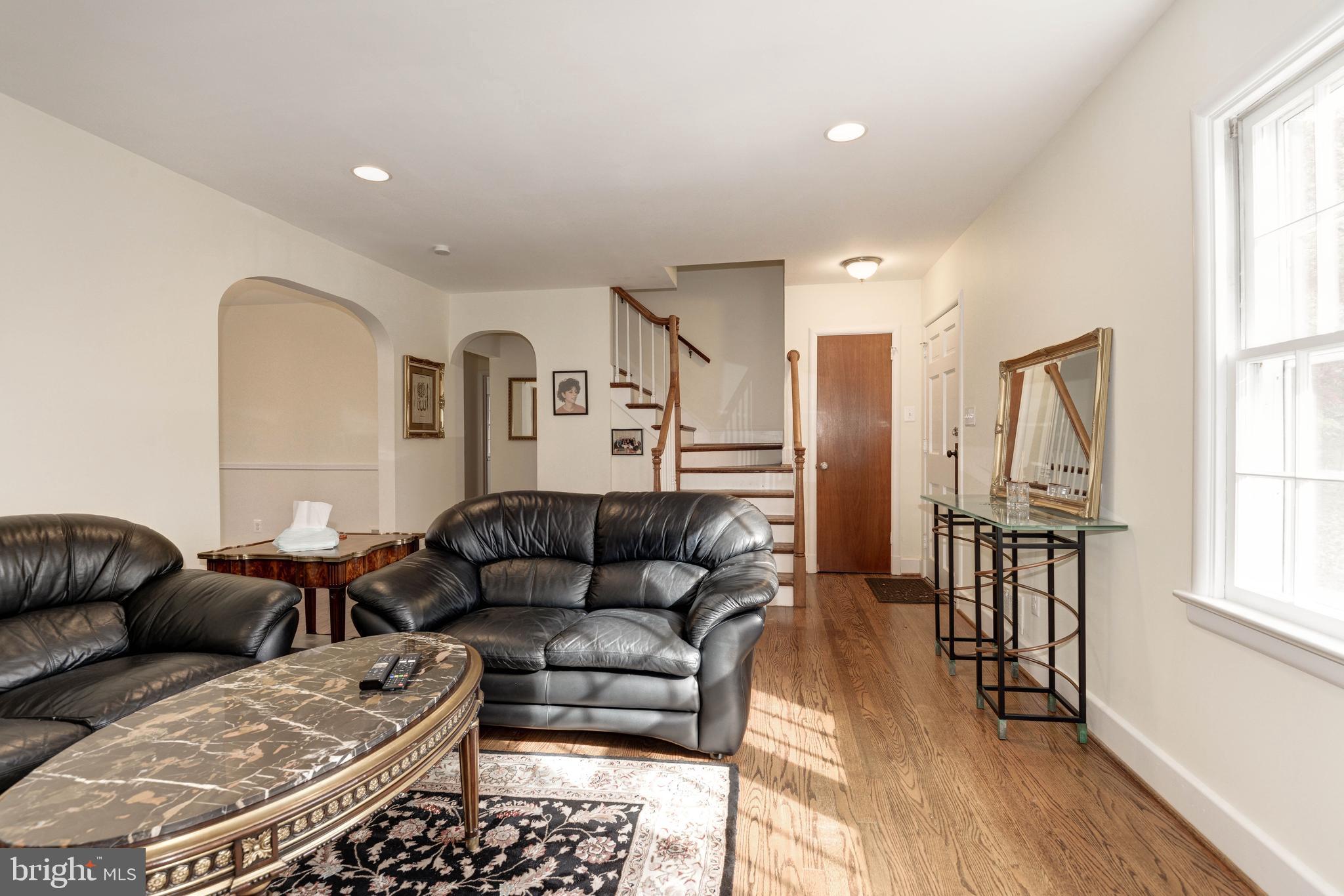 910 Chinquapin Road McLean, VA 22102 - Photo 3 of 26 Living Room - Hardwood Floors
