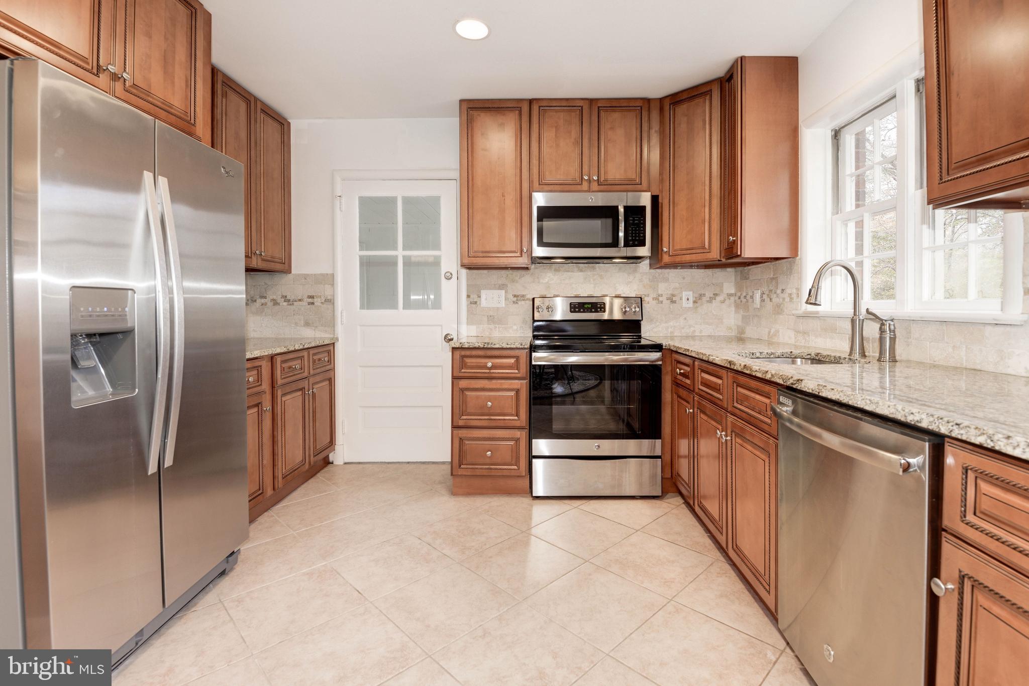 910 Chinquapin Road McLean, VA 22102 - Photo 6 of 26 Kitchen - Granite Countertops