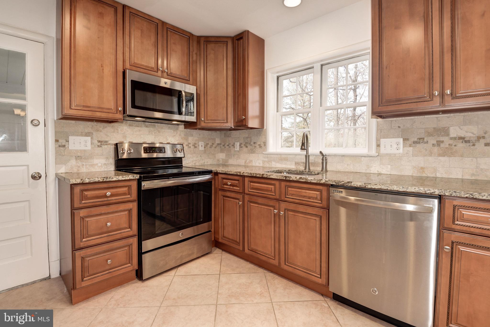 910 Chinquapin Road McLean, VA 22102 - Photo 7 of 26 Kitchen - Access to Breezeway and Garage