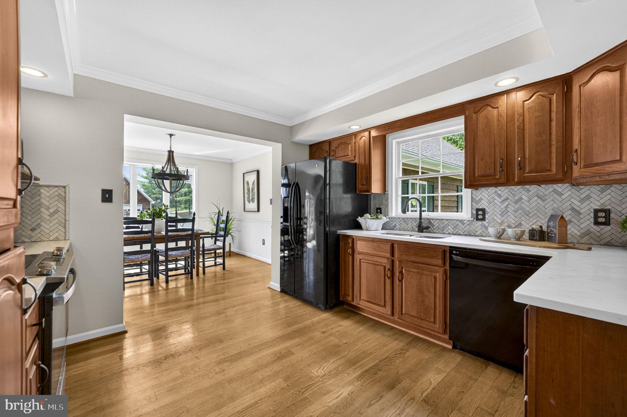 18654 Airmont Road Purcellville, VA 20132 - Photo 28 of 82 Kitchen with quartz counters & designer backspls