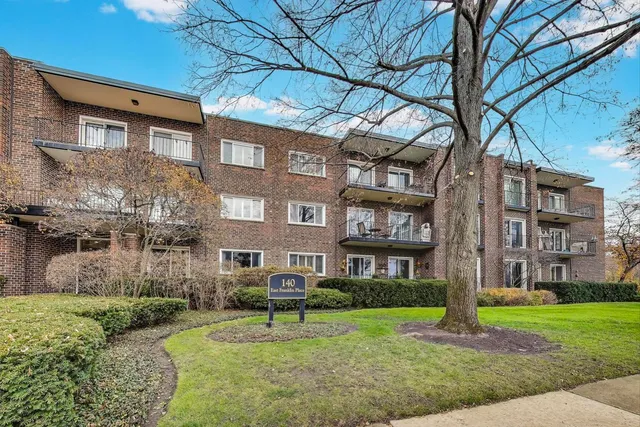 $570,000 | 140 Franklin Place East, Unit 207, Lake Forest, IL 60045