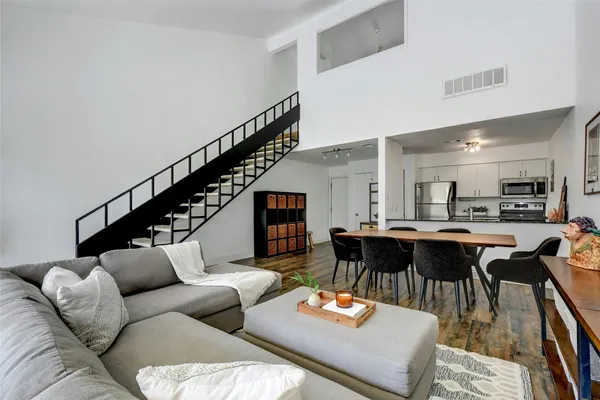 $2,250 | 1818 South Lakeshore Boulevard, Unit 30, Austin, TX 78741