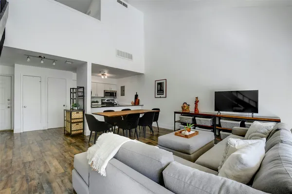 $2,250 | 1818 South Lakeshore Boulevard, Unit 30, Austin, TX 78741