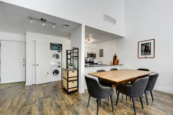 $2,250 | 1818 South Lakeshore Boulevard, Unit 30, Austin, TX 78741