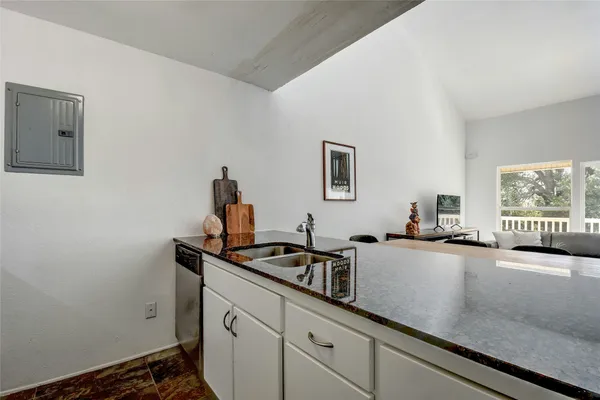 $2,250 | 1818 South Lakeshore Boulevard, Unit 30, Austin, TX 78741