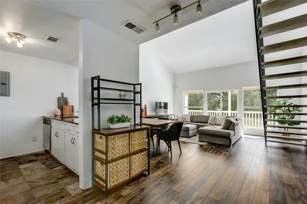 $2,250 | 1818 South Lakeshore Boulevard, Unit 30, Austin, TX 78741