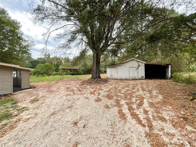 a view of a backyard
