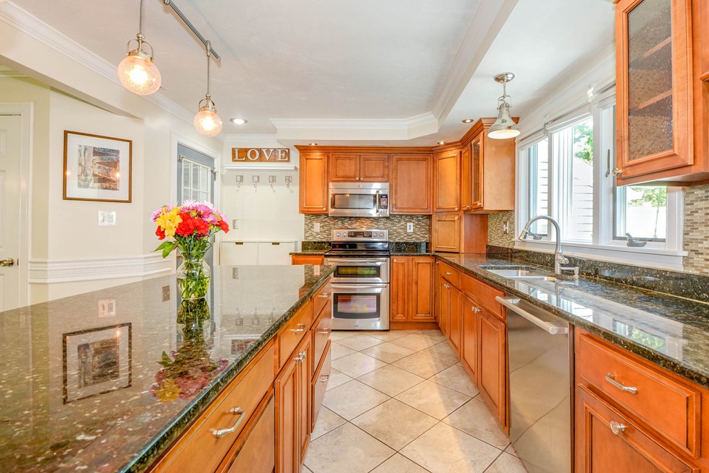 26 Kinnicutt Road South Worcester, MA 01602 - Photo 4 of 30 Gallery Image 4