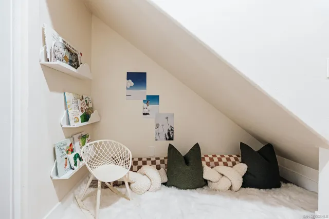 a view of a house with backyard and garden