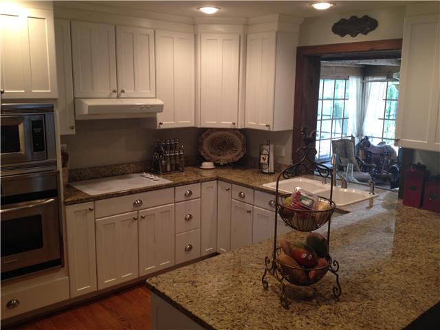 562 Natchez Bend Road Nashville, TN 37221 - Photo 10 of 20 Plenty of natural and indirect Lighting. Spacious Granite counter tops.