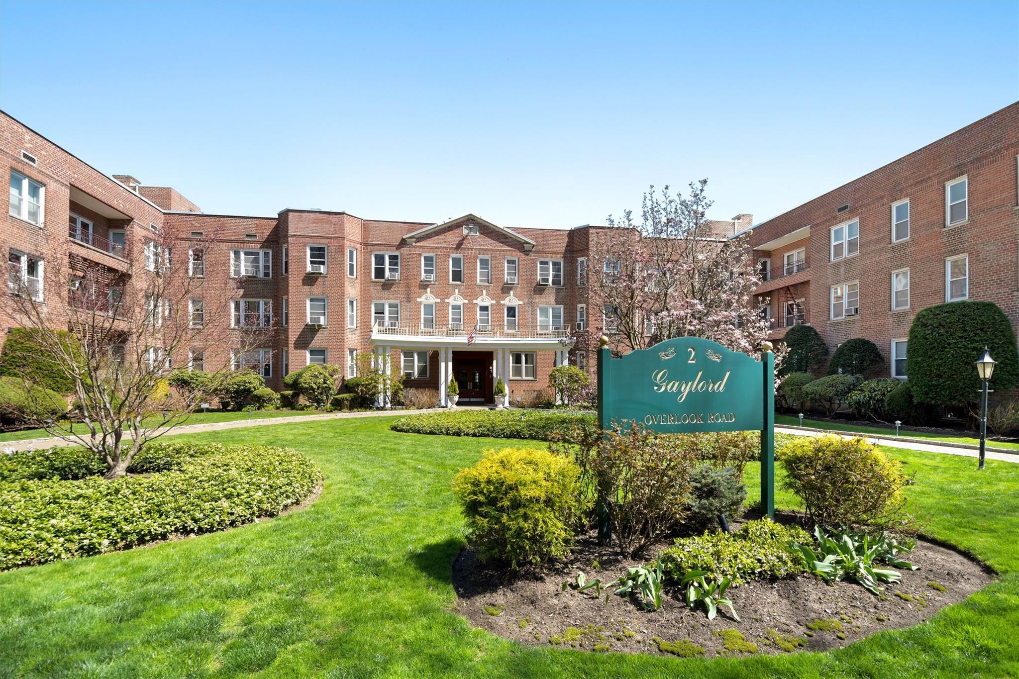2 Overlook Road, Unit 3B5 White Plains, NY 10605 - Photo 1 of 1 Surrounding community with a yard