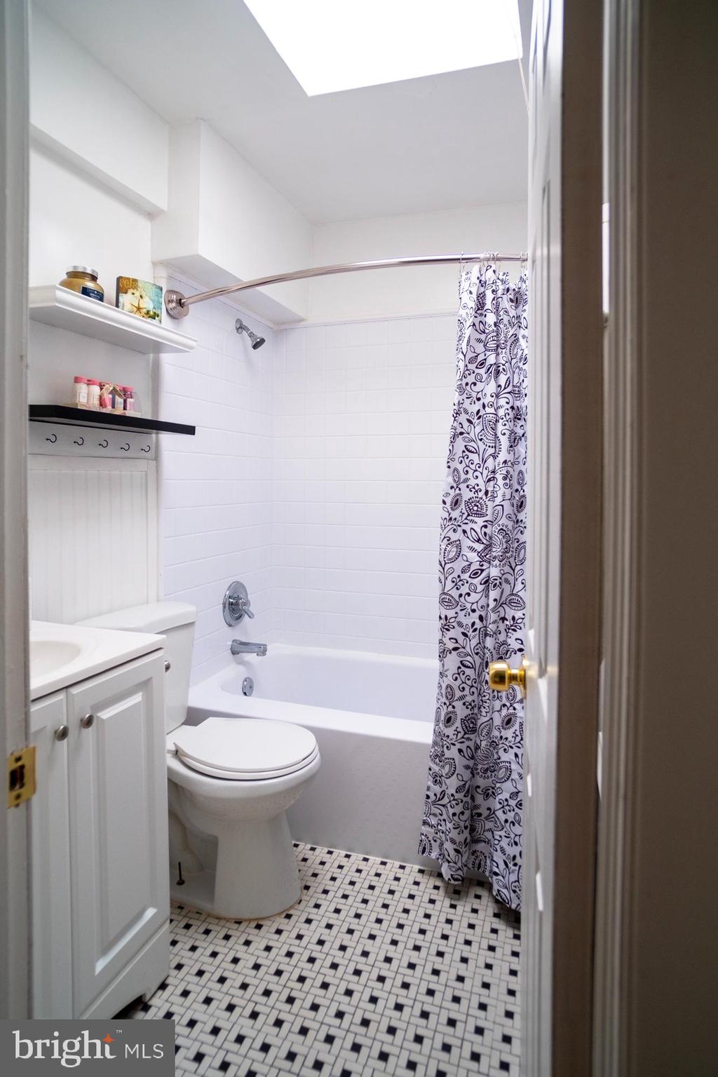 3704 Greenvale Road Baltimore, MD 21229 - Photo 13 of 17 Full Bath