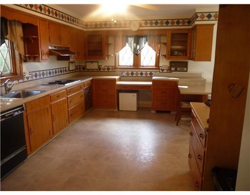 701 Pinoak Road Mt. Lebanon, PA 15243 - Photo 3 of 11 Kitchen.