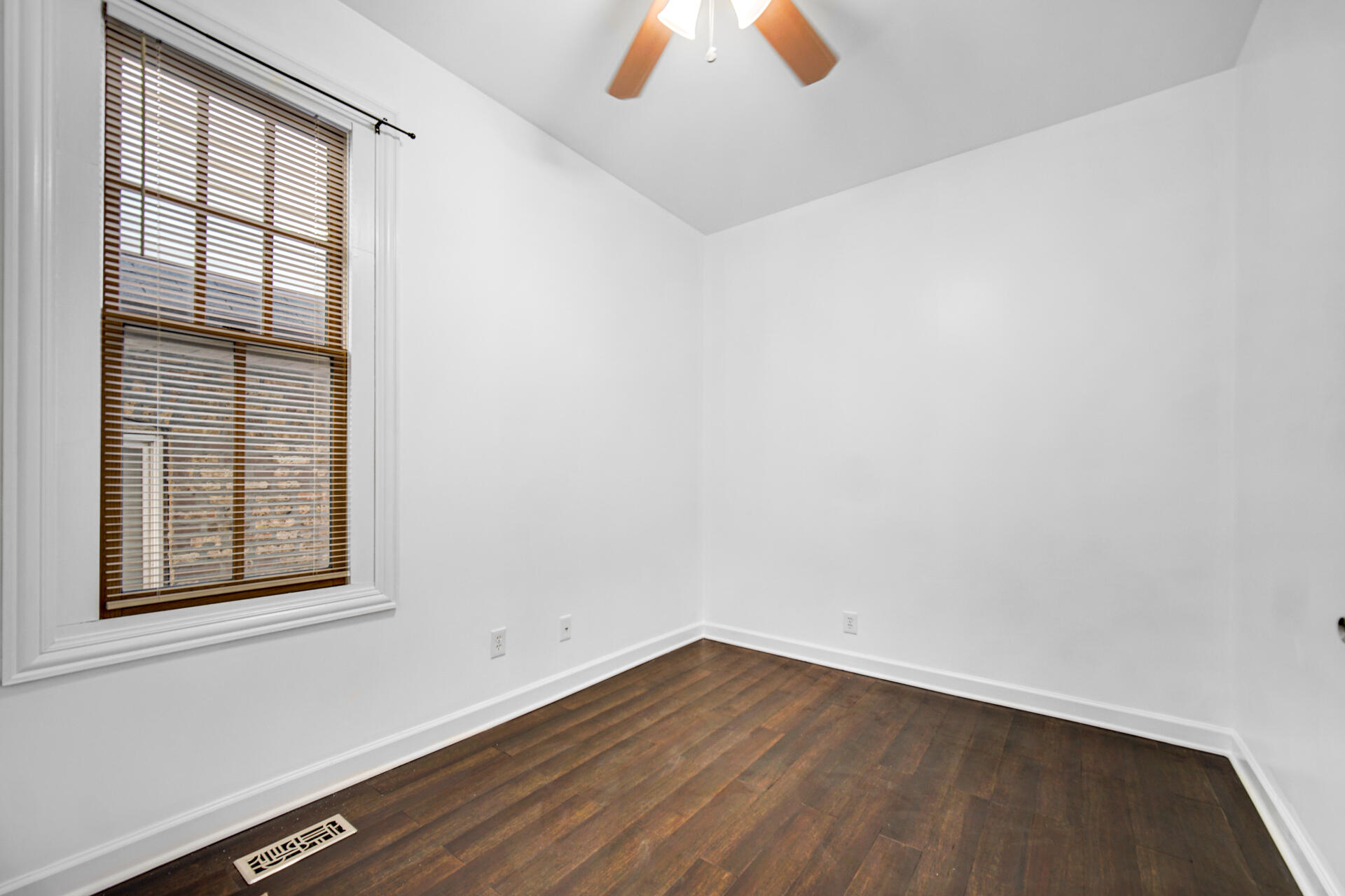 2033 Davidson Place Whiting, IN 46394 - Photo 21 of 32 1920x1280