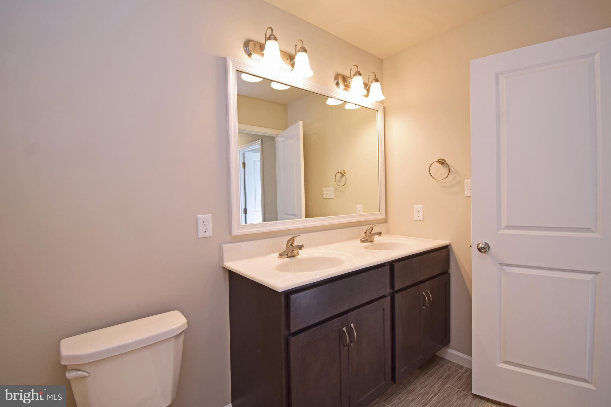 8 Hubbardton Sinking Spring Pa Sinking Spring, PA 19608 - Photo 11 of 12 Full Hall Bathroom