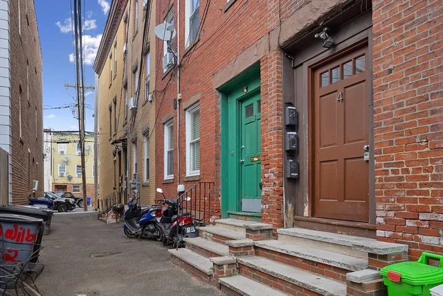 $3,050 | 3 Wilbur Court, Unit 2, Boston, MA 02128