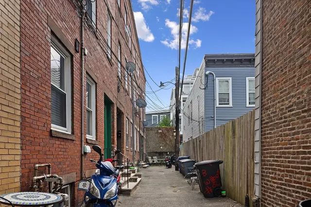 $3,050 | 3 Wilbur Court, Unit 2, Boston, MA 02128