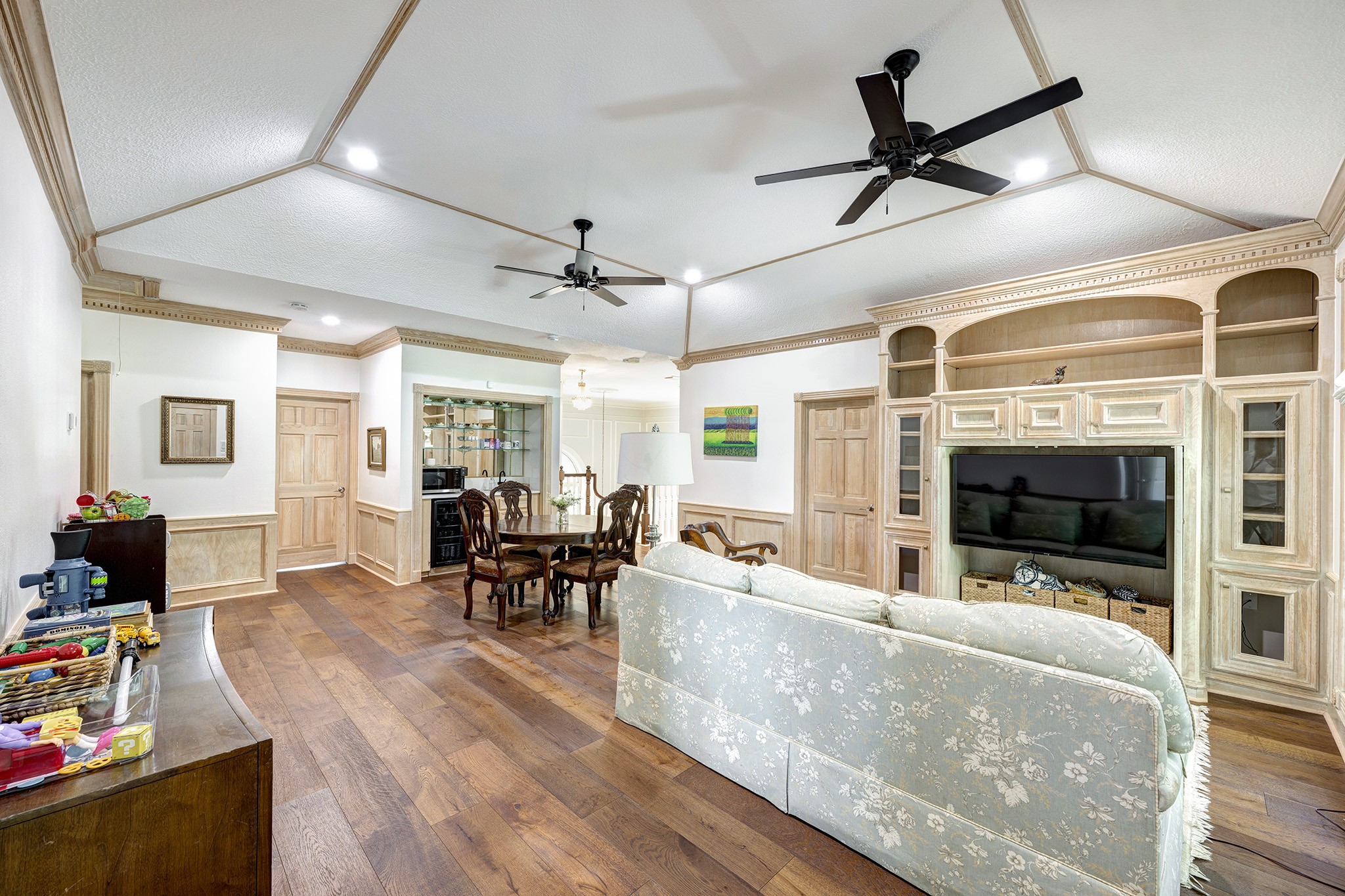 14310 Spring Maple Lane Houston, TX 77062 - Photo 22 of 40 a living room with furniture and a flat screen tv