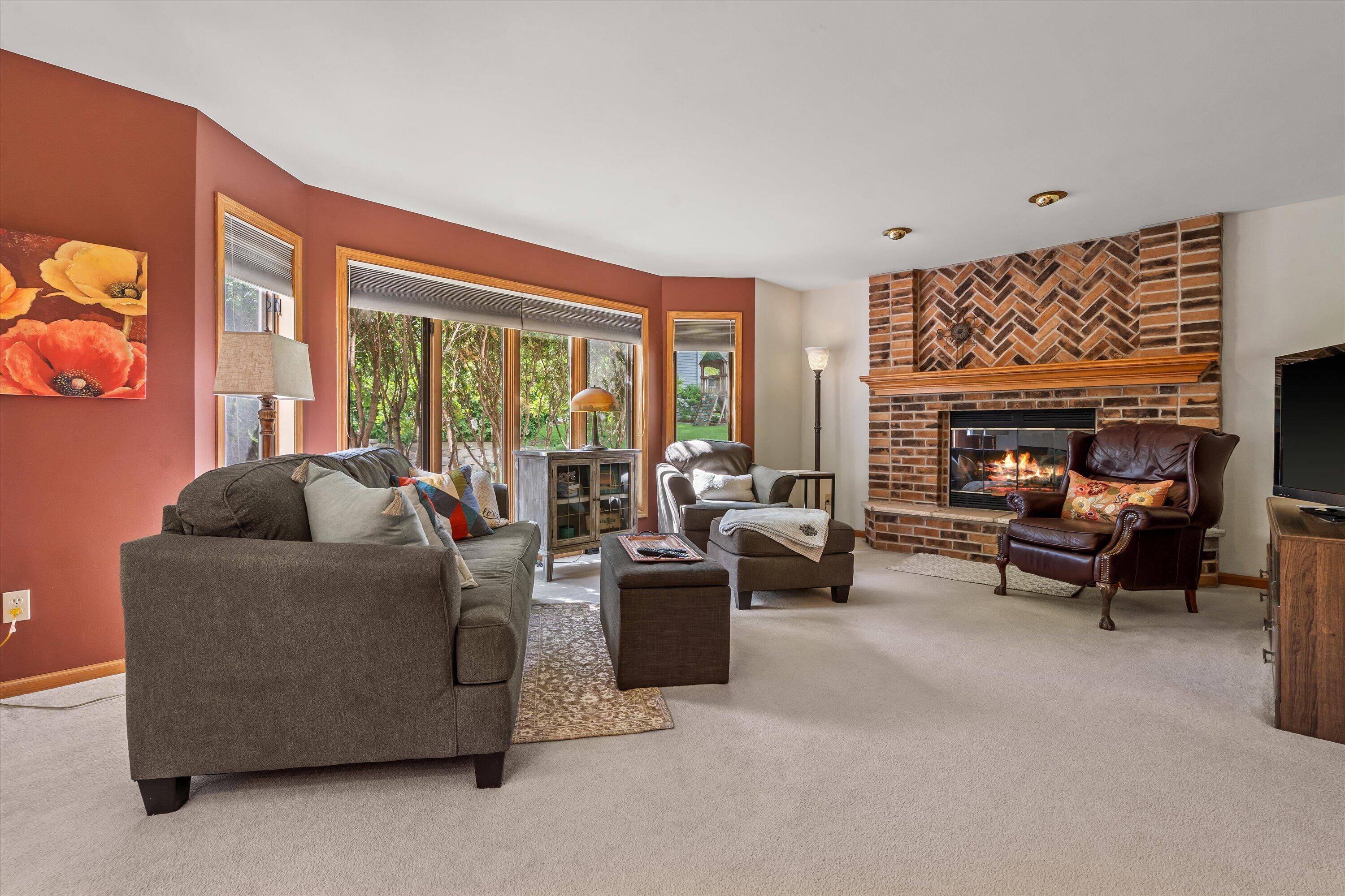 W168N5039 Stonefield Road Menomonee Falls, WI 53051 - Photo 6 of 34 Living Room