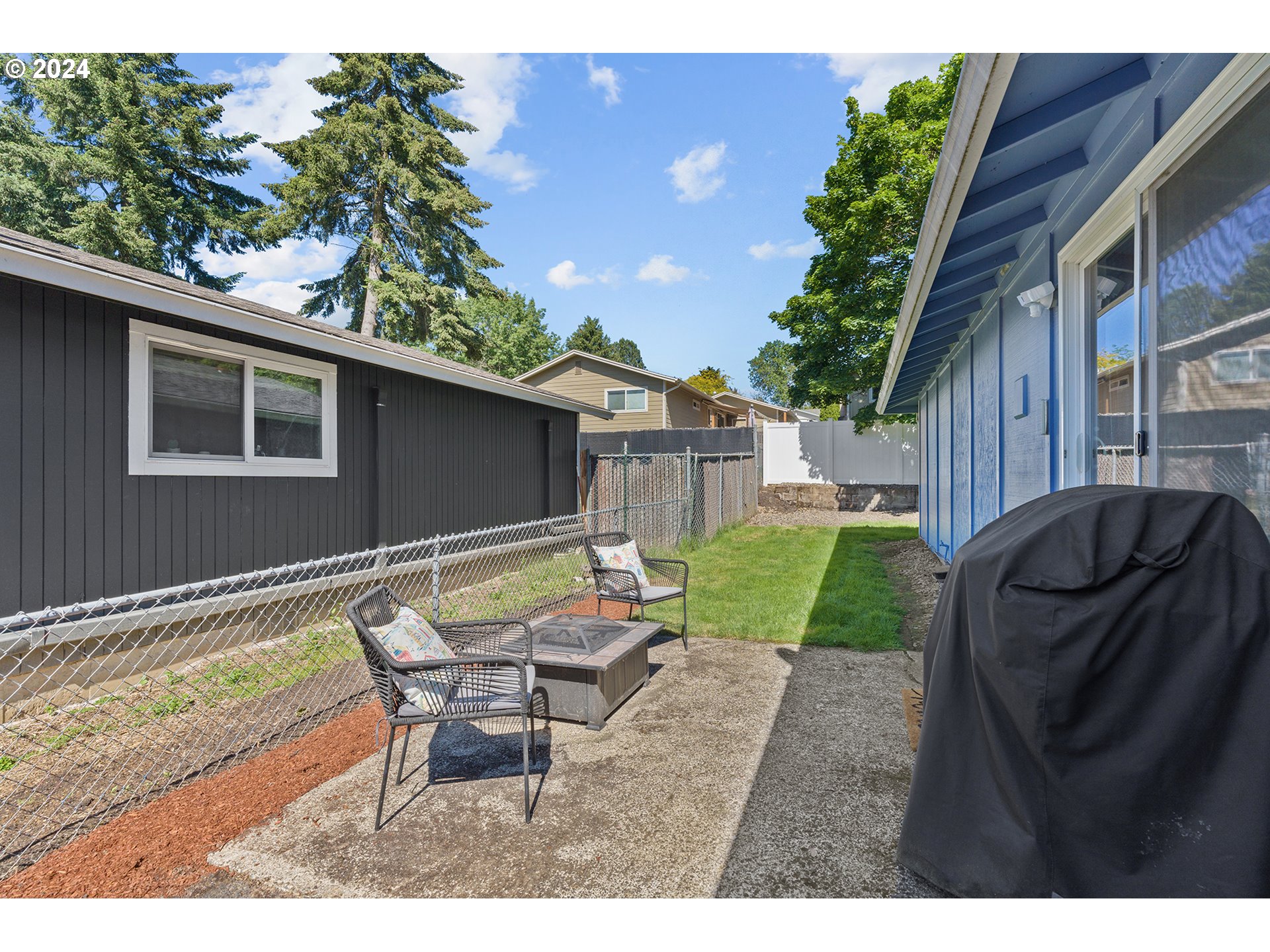 7946 Southeast 103rd Avenue Portland, OR 97266 - Photo 28 of 32 a backyard of a house with table and chairs