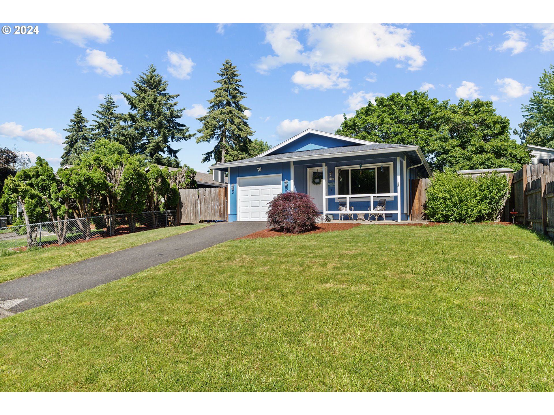 7946 Southeast 103rd Avenue Portland, OR 97266 - Photo 4 of 32 a front view of a house with garden