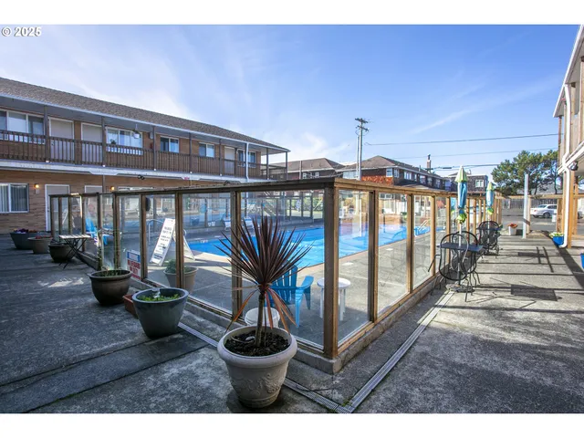 a view of entryway with furniture