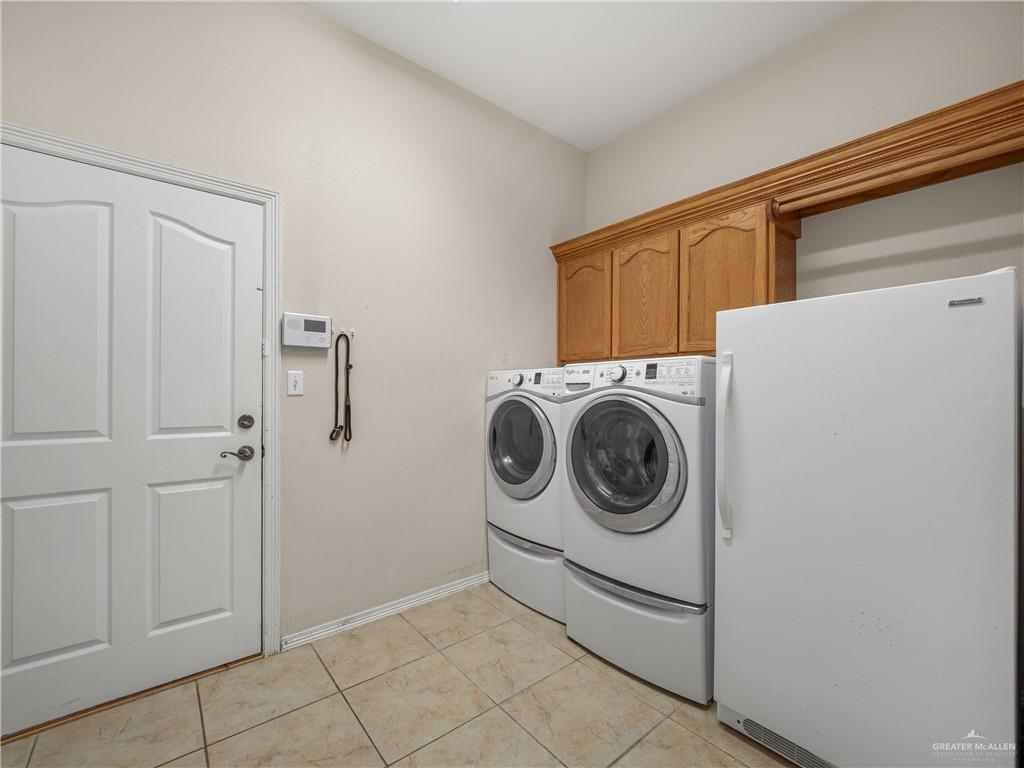 4414 Water's Edge Harlingen, TX 78552 - Photo 18 of 32 a utility room with dryer and washer
