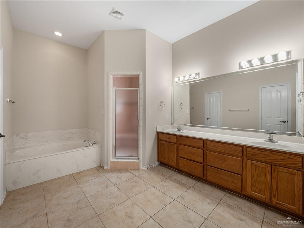 4414 Water's Edge Harlingen, TX 78552 - Photo 22 of 32 a bathroom with a tub sink and mirror