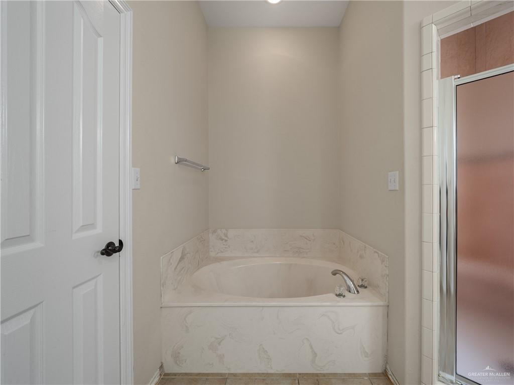 4414 Water's Edge Harlingen, TX 78552 - Photo 23 of 32 a close up of a bathtub curtain
