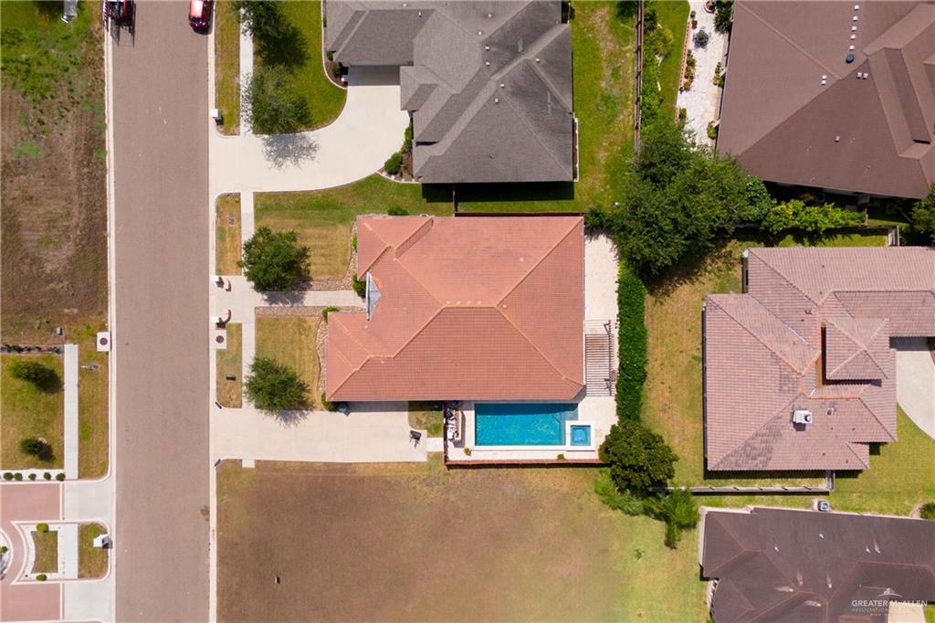 4414 Water's Edge Harlingen, TX 78552 - Photo 30 of 32 an aerial view of houses with yard
