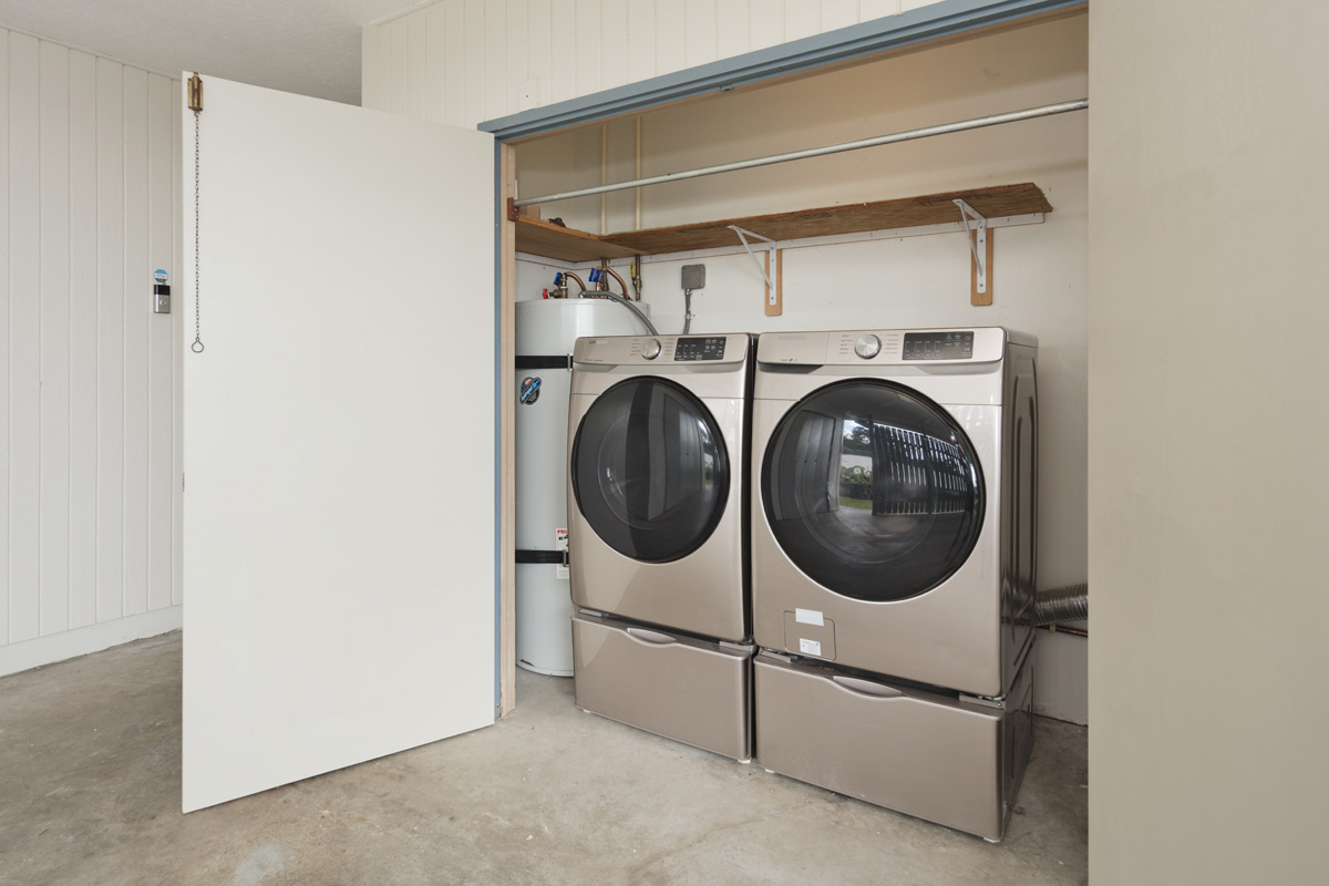 49 Iiwipolena Road Hilo, HI 96720 - Photo 23 of 30 a utility room with dryer and washer