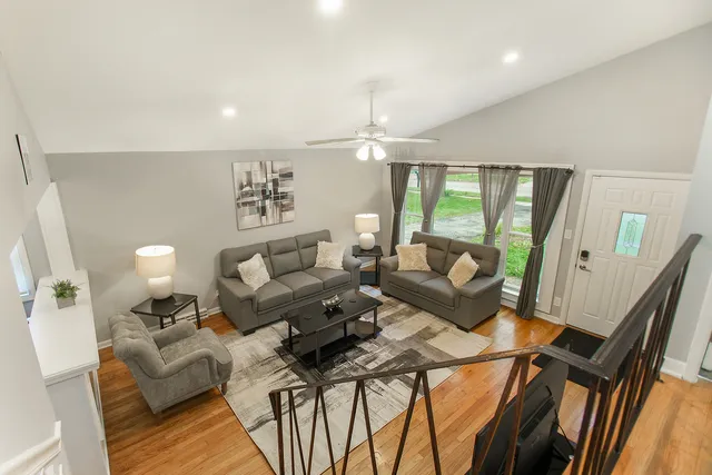 $3,200 | 63 South Main Street, Glen Ellyn, IL 60137