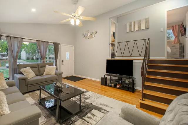 $3,200 | 63 South Main Street, Glen Ellyn, IL 60137