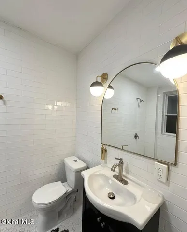 $950 | 51 Elm Street, Unit 3, Albany, NY 12202