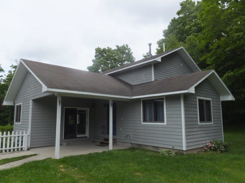 2201 North Jacobson Road Suttons Bay, MI 49682 - Photo 2 of 21 1834328-1.JPG