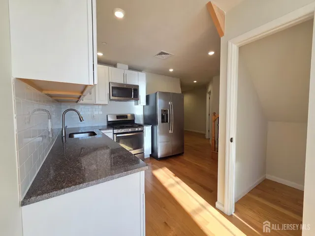 $3,200 | 120 Georges Road, Unit 312, New Brunswick, NJ 08901