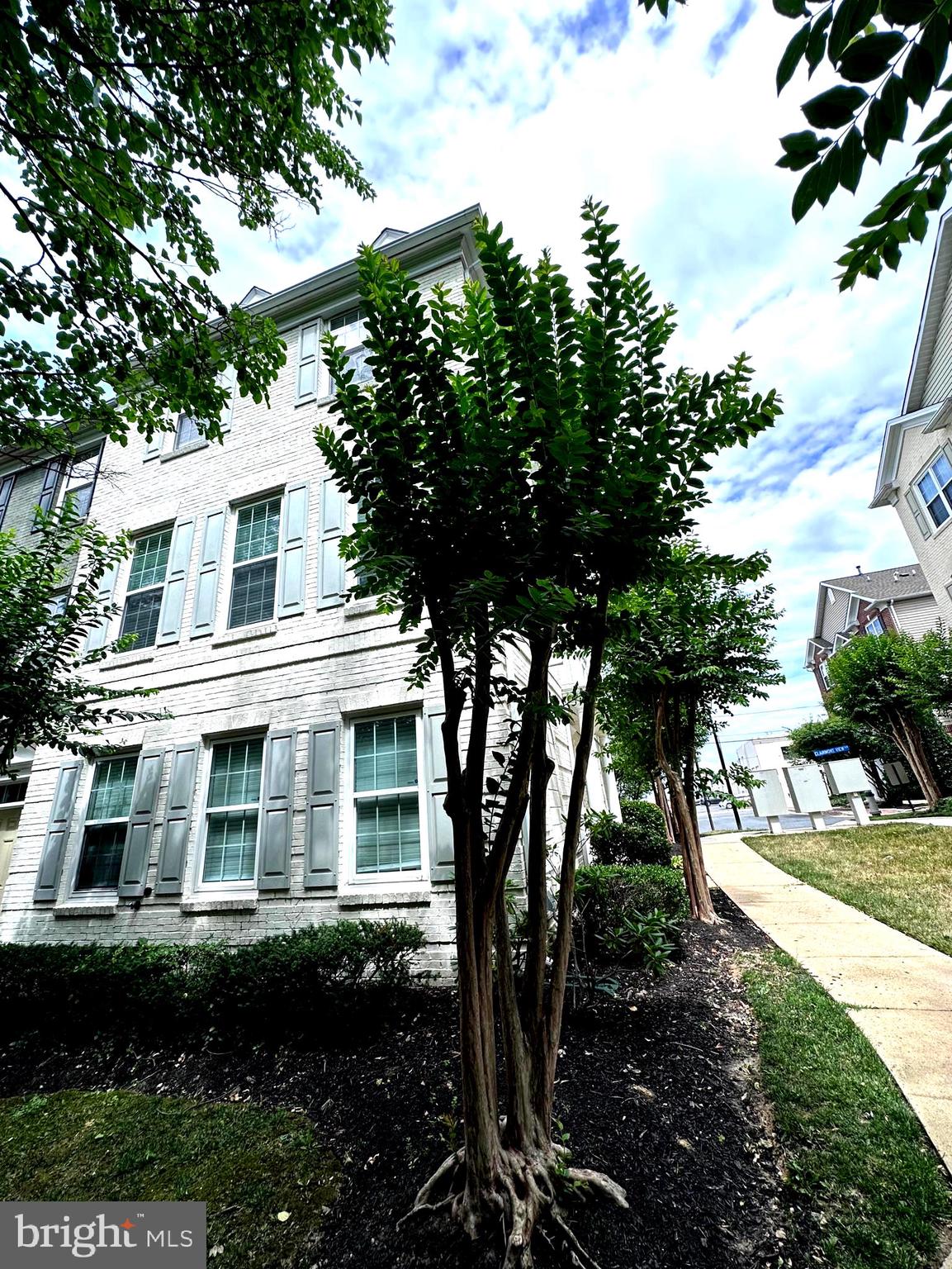 11512 Clairmont View Way Wheaton, MD 20902 - Photo 2 of 27 Side Entry